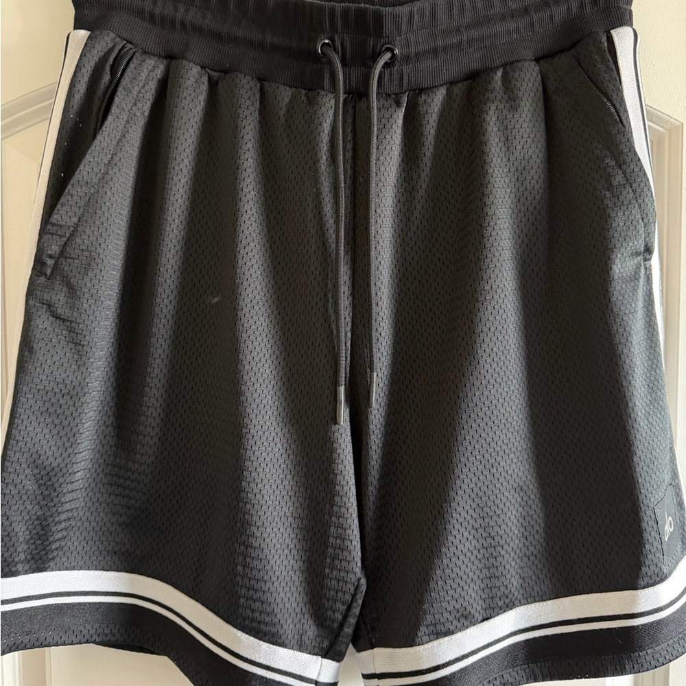 Alo Yoga Mesh Basketball Shorts Mens Medium Black Athletic Shorts